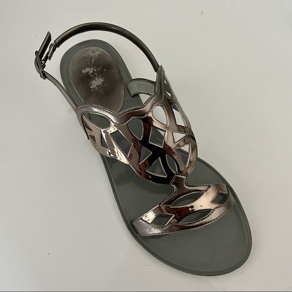 Stuart Weitzman Gelfisher Sandals in Metallic Graphite - Picture 15 of 16